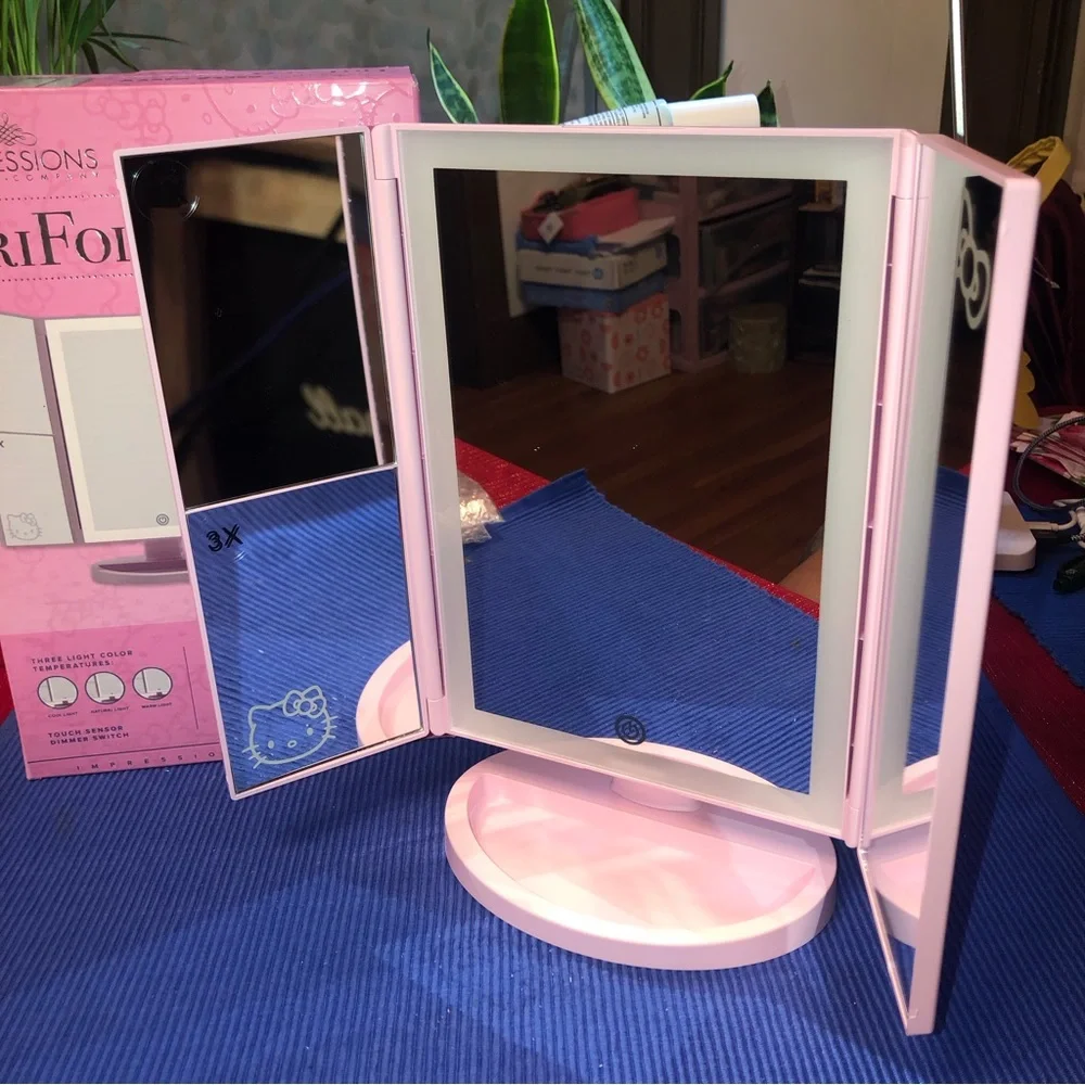 Hello Kitty  Mirror with Magnification and   touch sensor dimmer
